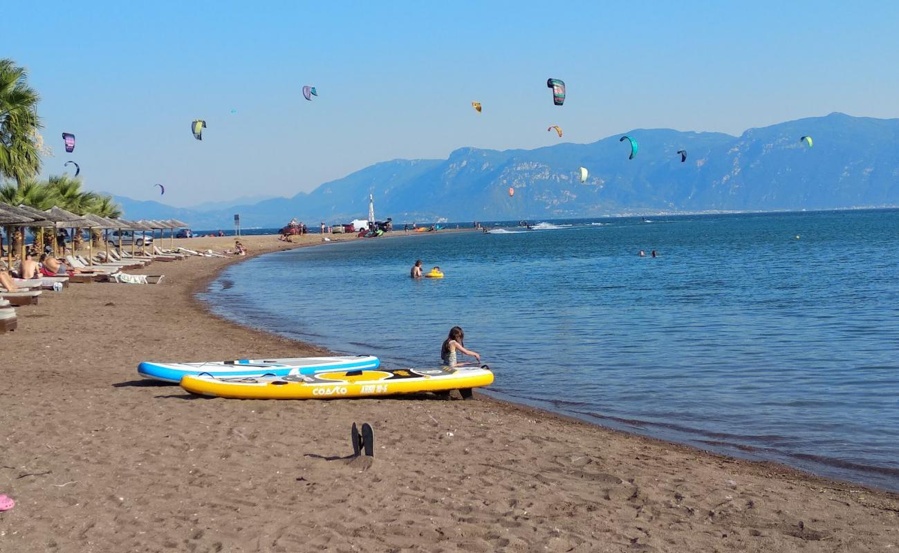 Photo de Raches faros beach avec sable noir avec caillou de surface