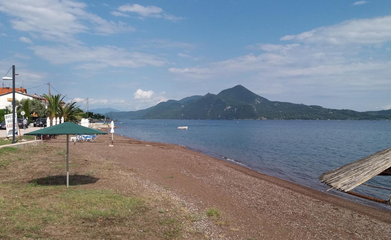 Photo de Achladi beach avec sable noir avec caillou de surface