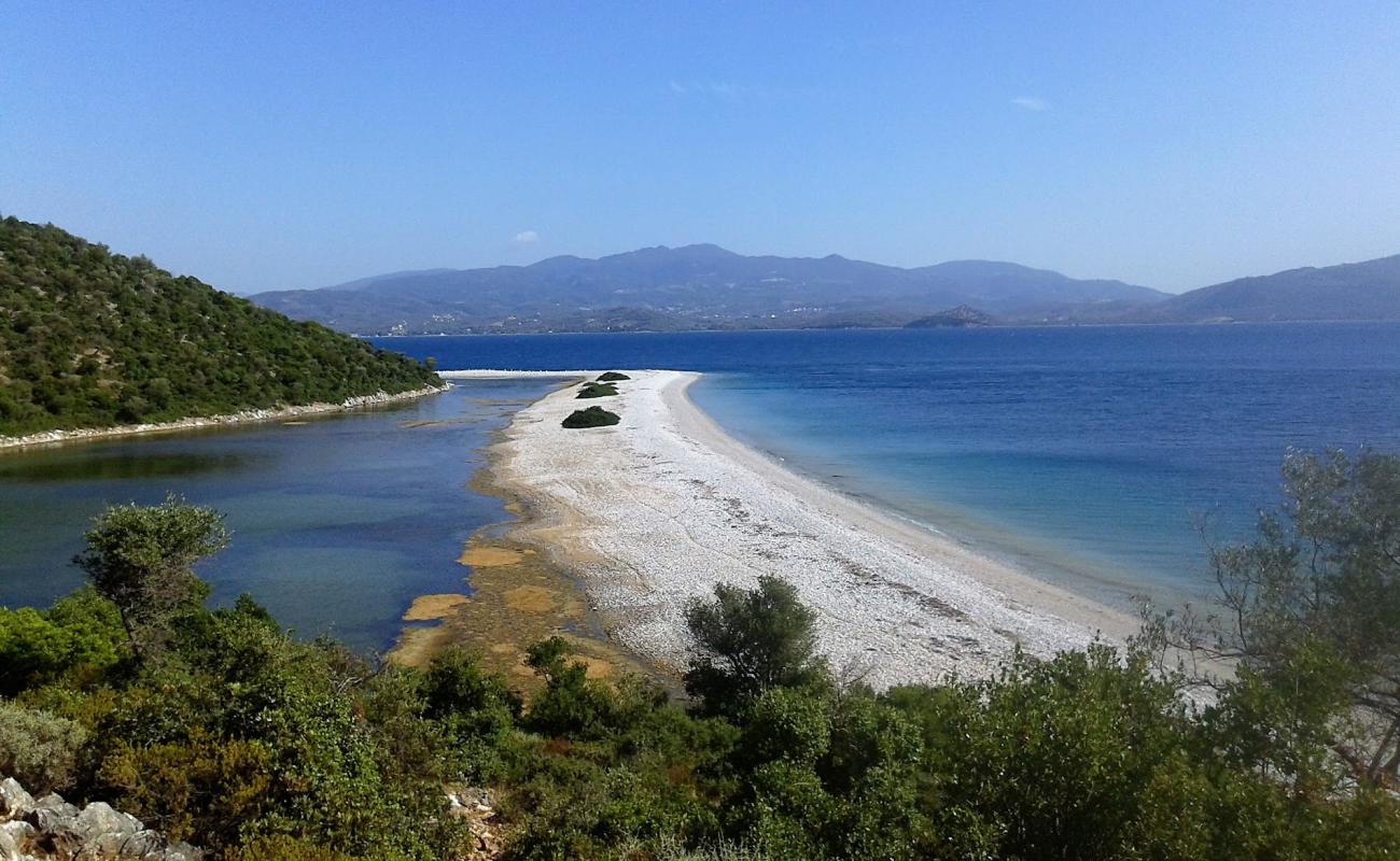 Photo de Ag. Sostis beach avec caillou fin blanc de surface