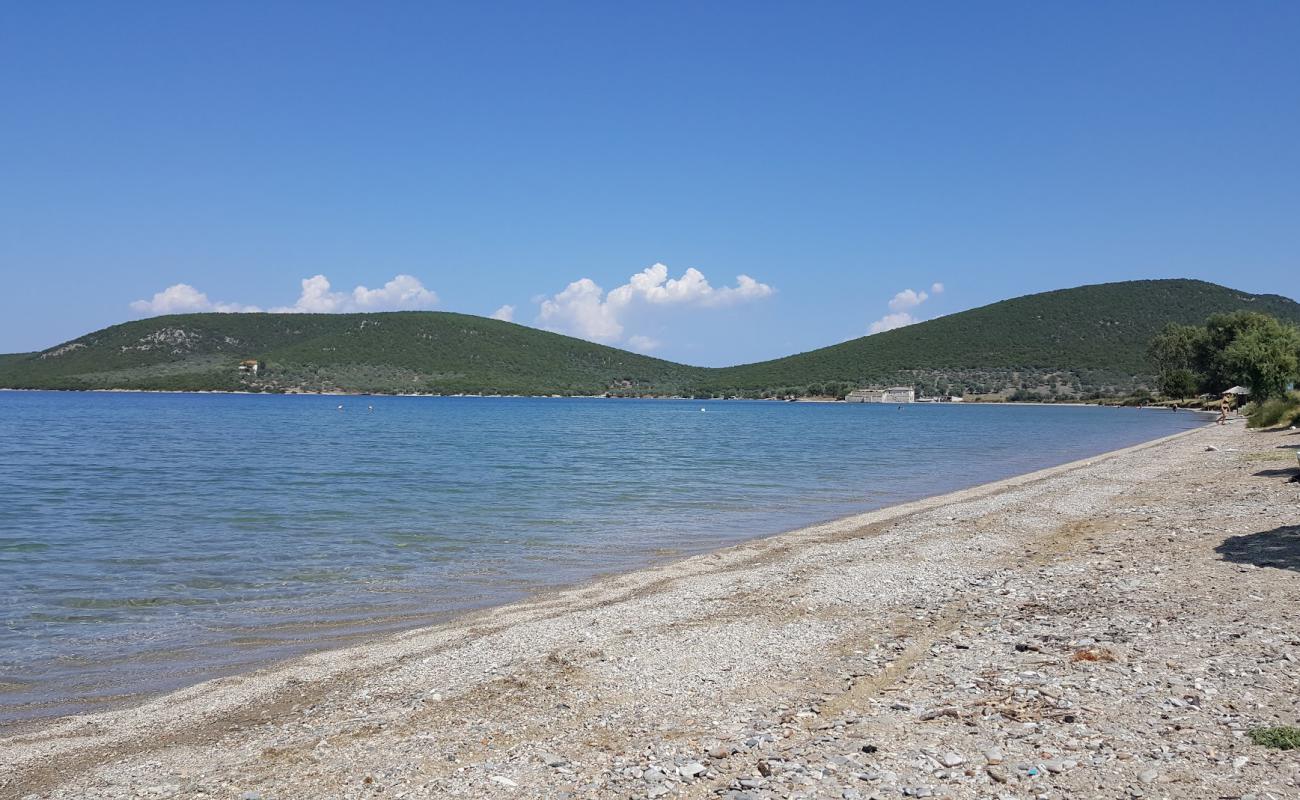 Photo de Nies beach avec sable beige & galets de surface