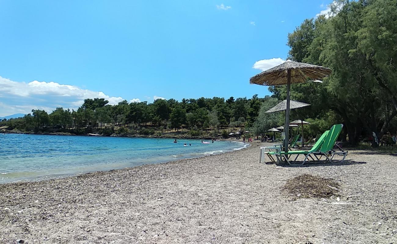 Photo de Kritharia beach avec sable noir avec caillou de surface