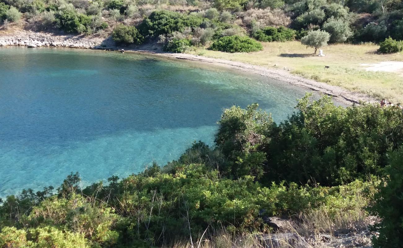 Photo de Soros beach avec caillou fin brun de surface