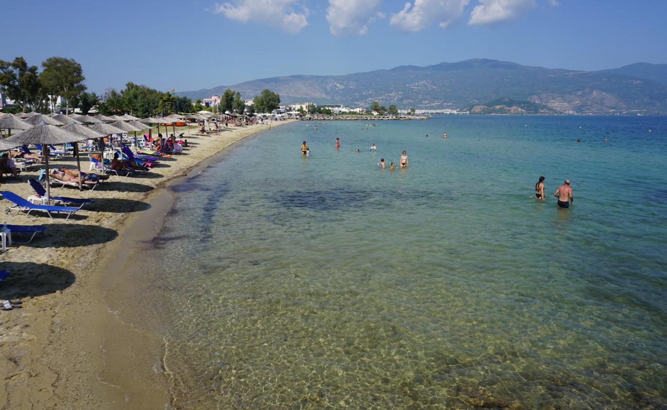 Photo de Alikes beach avec sable brun de surface