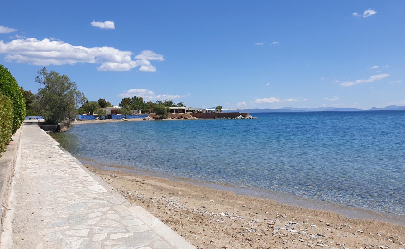 Photo de Anavros mini beach avec sable brun & rochers de surface