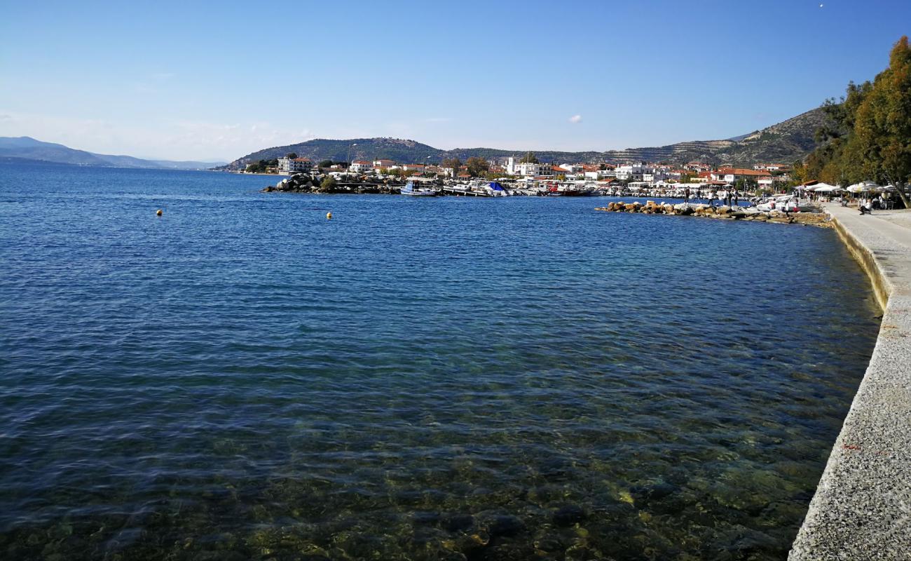 Photo de Agria beach avec surface béton pavée de surface