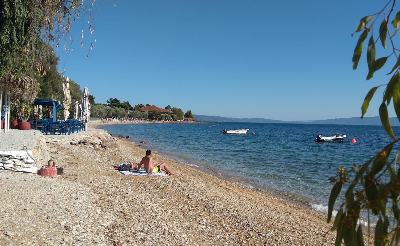 Photo de Malaki beach avec sable noir & galets de surface