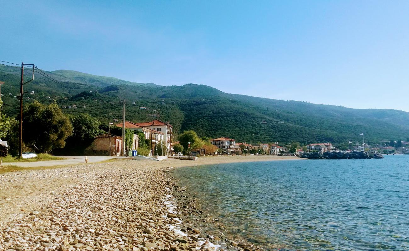 Photo de Kato Gatzea beach avec sable brun & rochers de surface