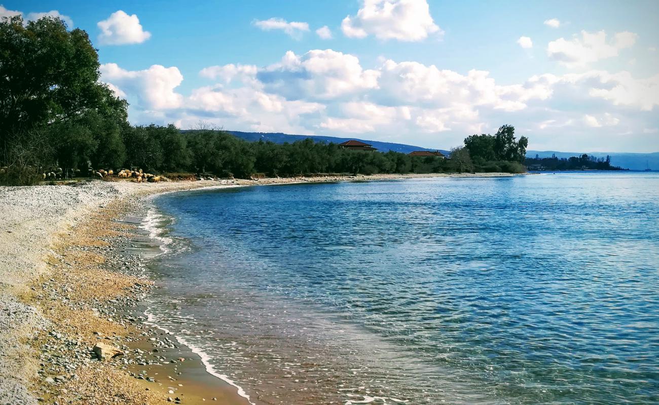 Photo de Glypha beach avec sable noir & galets de surface
