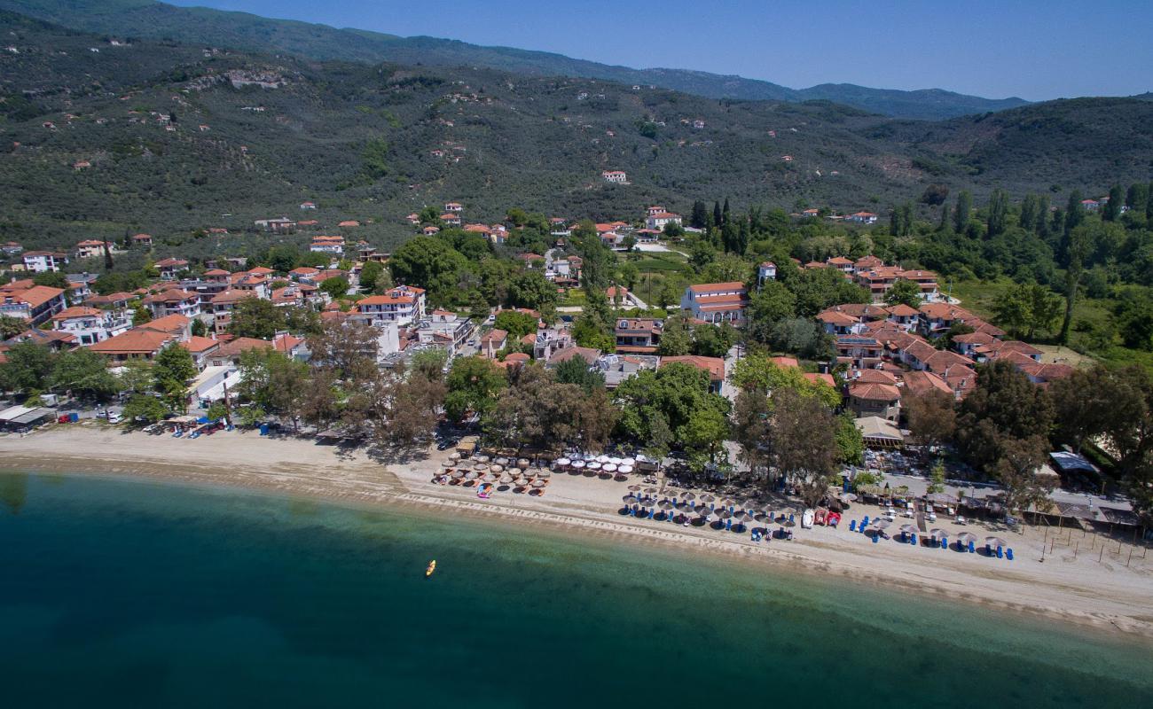 Photo de Kala Nera beach avec petits galets bruns de surface