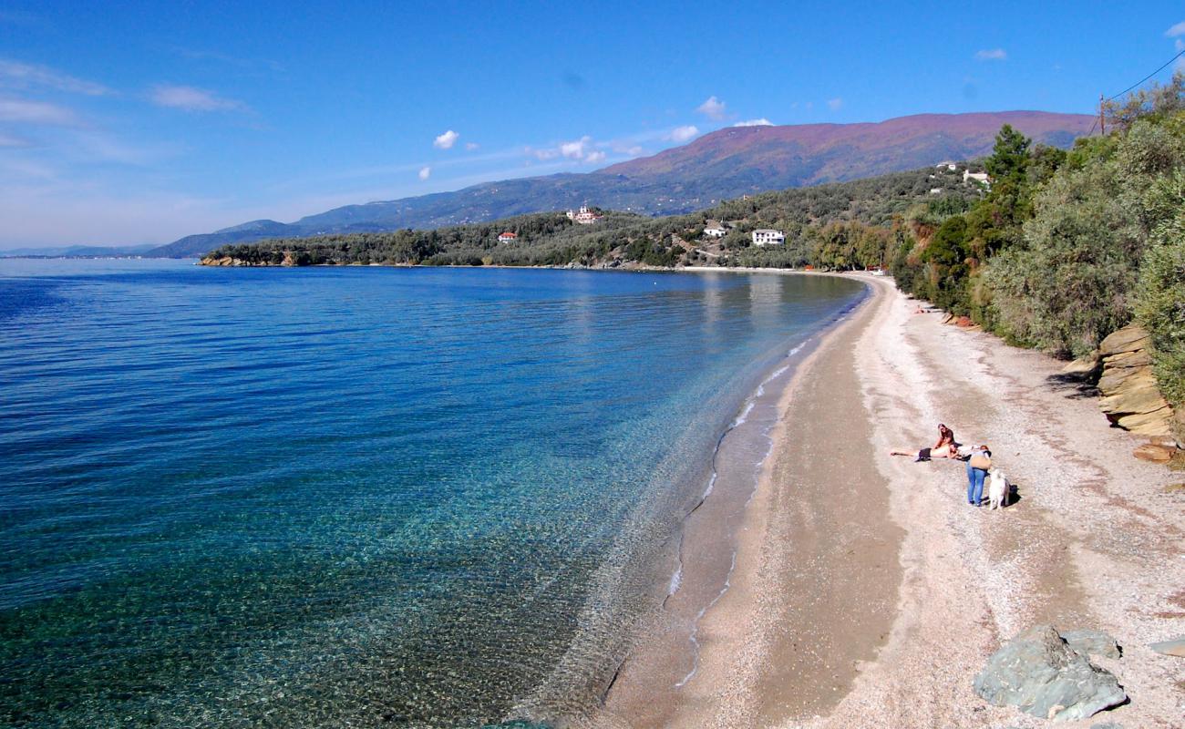 Photo de Callifteri beach avec caillou fin brun de surface