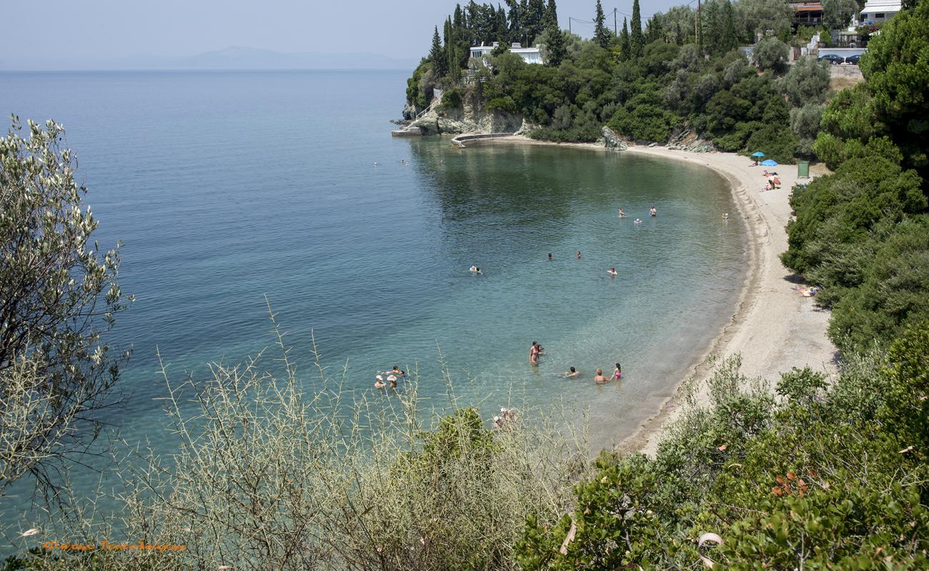 Photo de Lagoudi beach avec petits galets bruns de surface