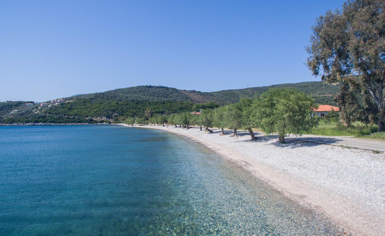 Photo de Razi beach avec petits galets bruns de surface