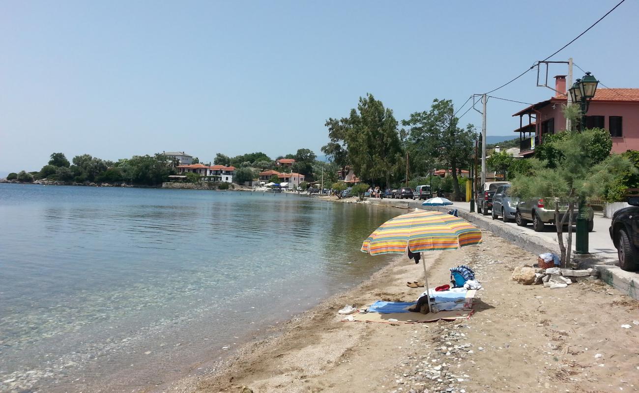 Photo de Lefokastro beach avec sable noir & galets de surface