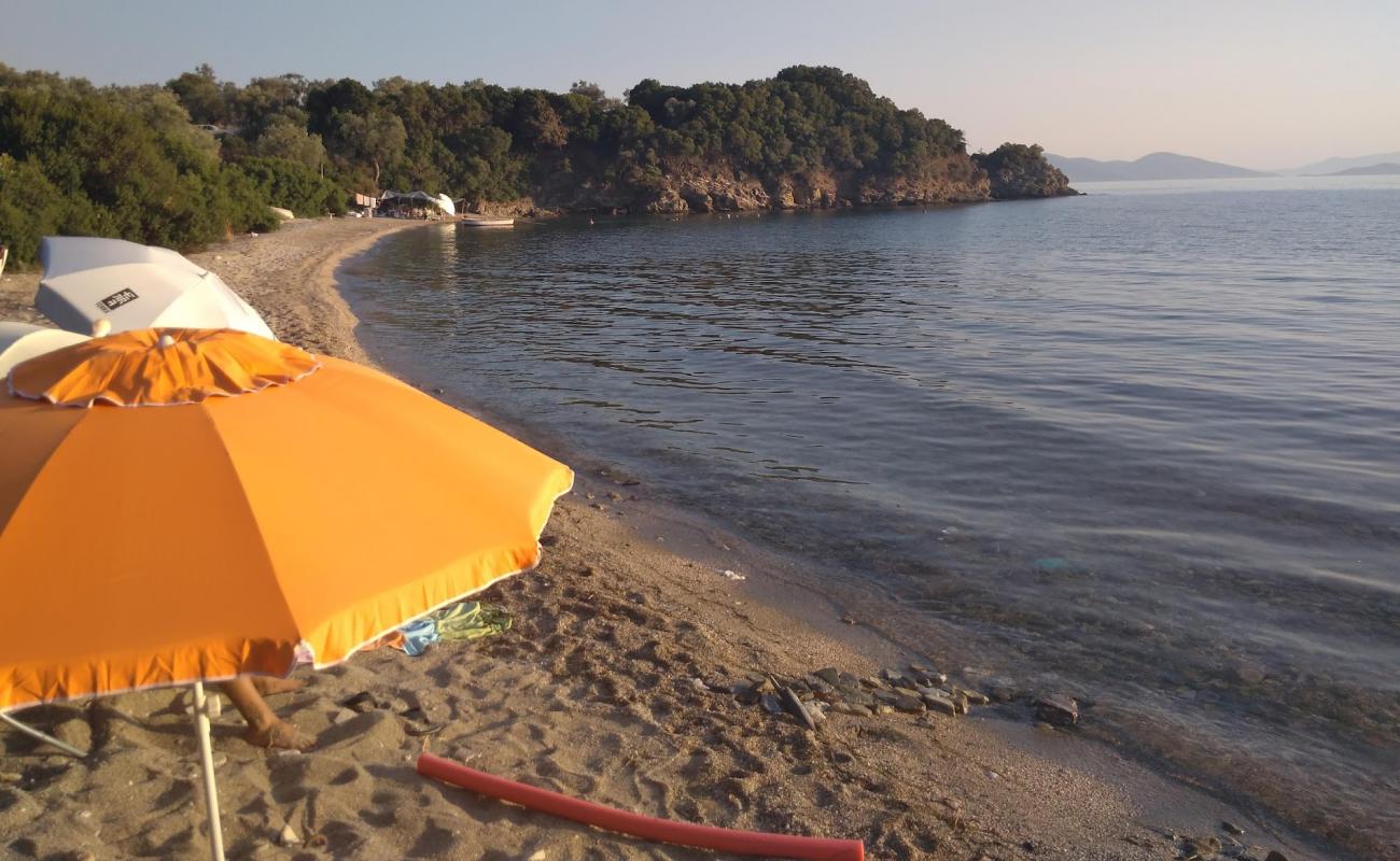 Photo de St. Sostis mini beach avec sable brun de surface