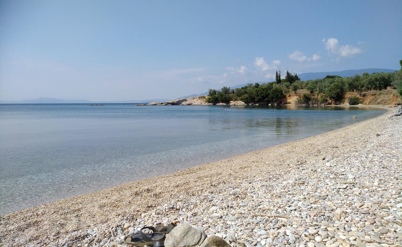 Photo de St. Sostis beach avec petits galets bruns de surface