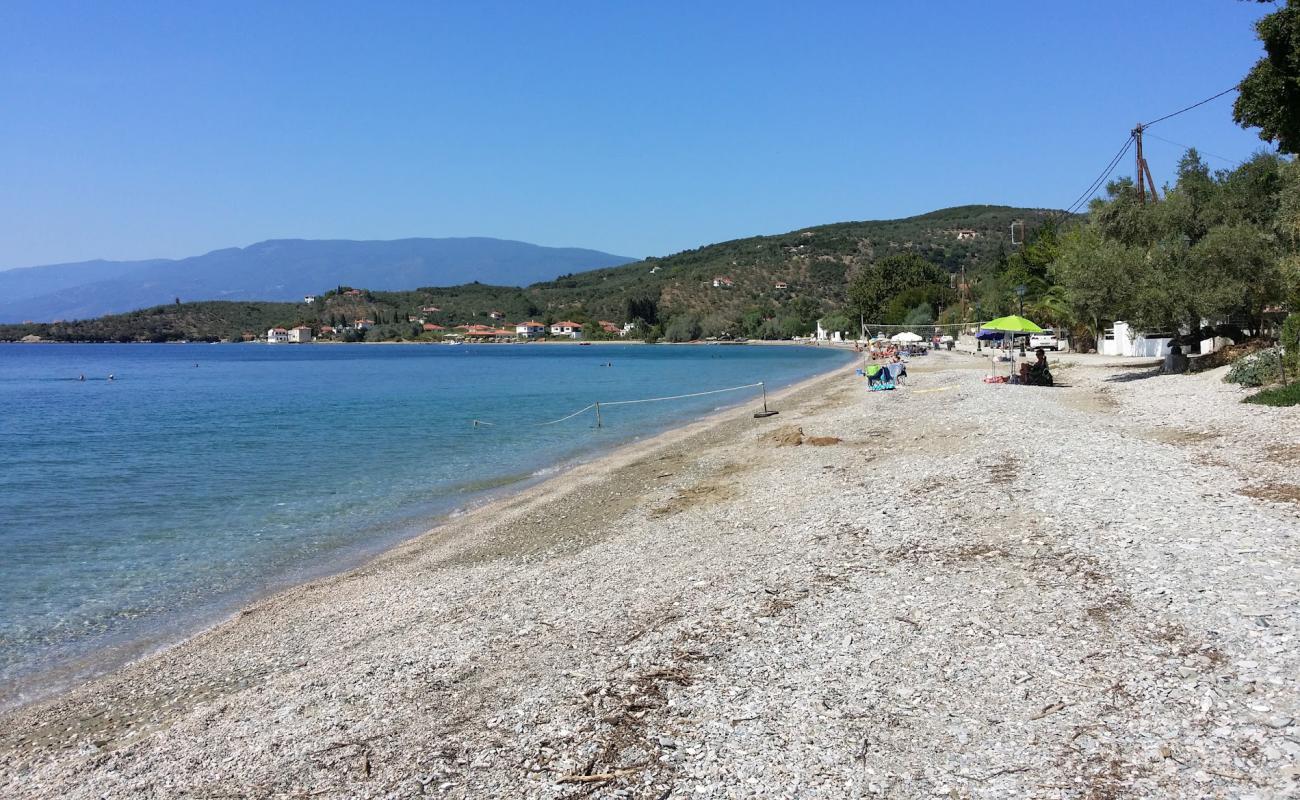 Photo de Kalamos beach avec petits galets bruns de surface