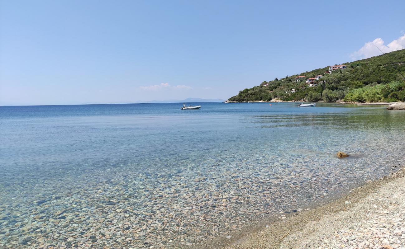 Photo de Great Pau beach avec galets bruns de surface
