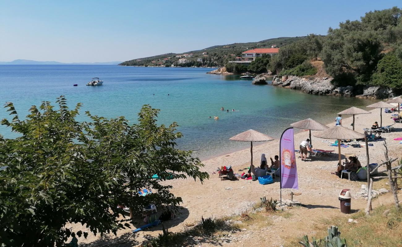 Photo de Olive beach avec petits galets beige de surface