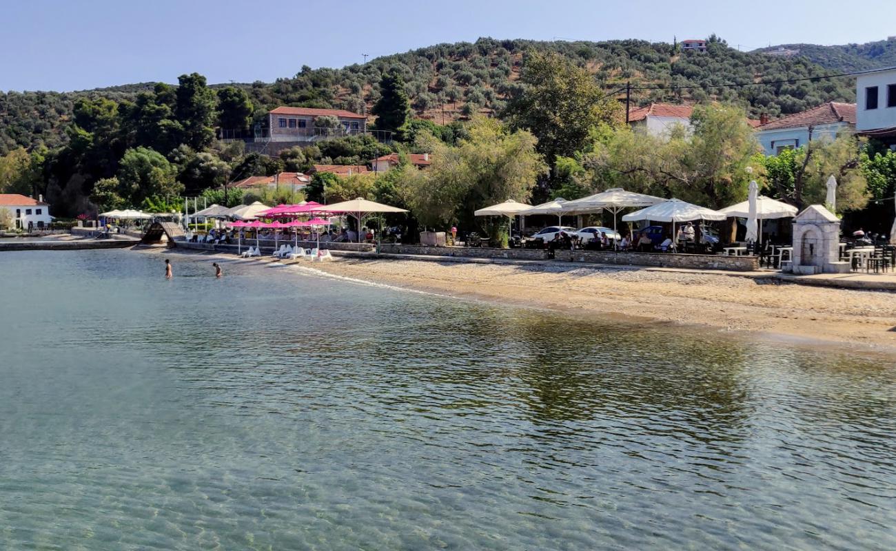 Photo de Milina beach avec petits galets bruns de surface