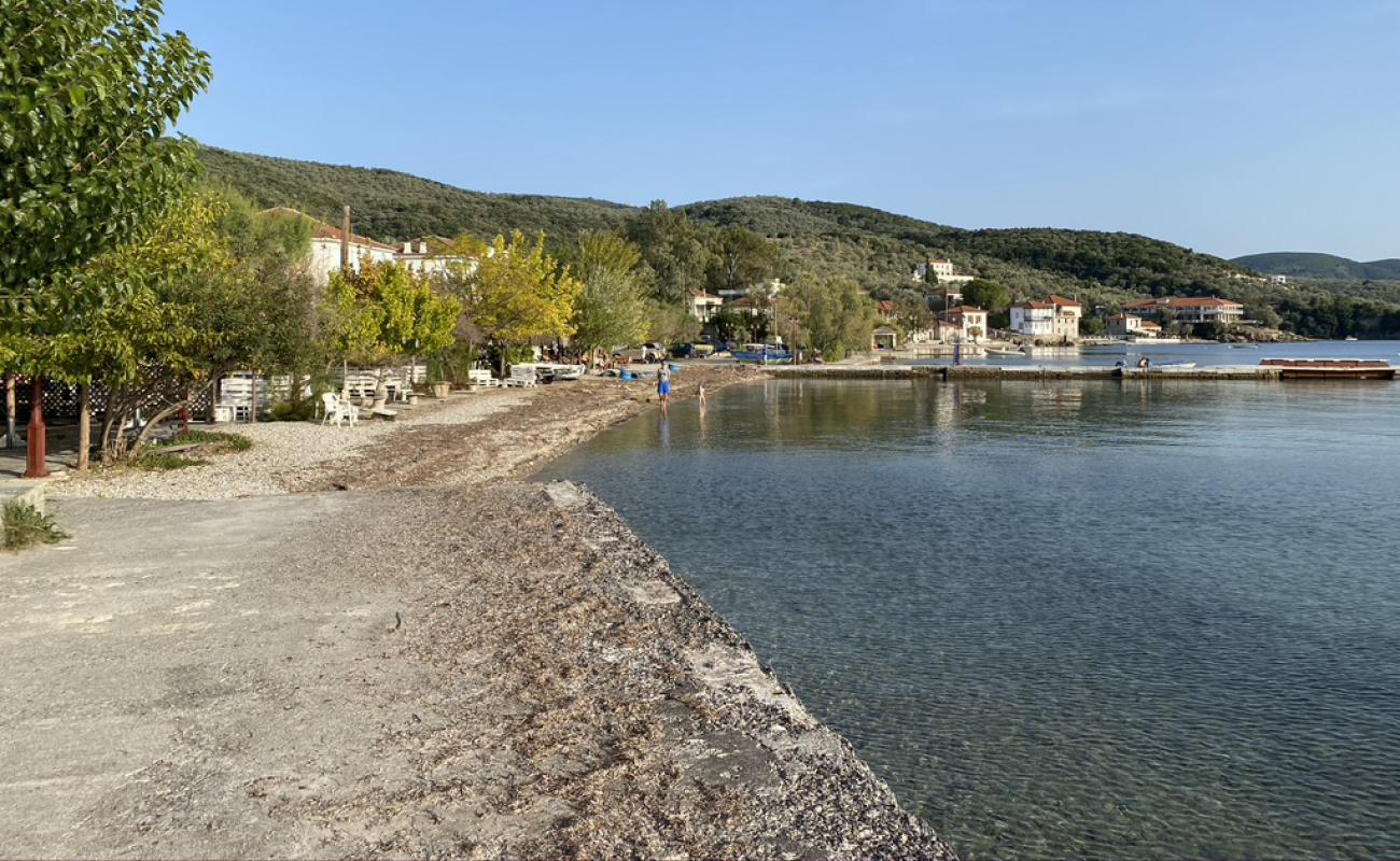 Photo de Marathia beach avec caillou fin brun de surface