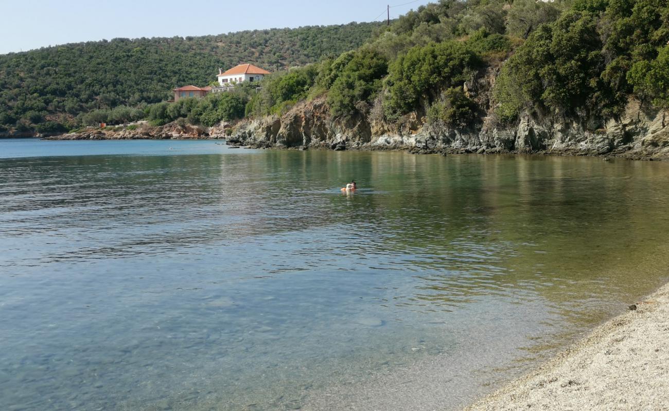 Photo de Mylos beach avec sable noir & galets de surface