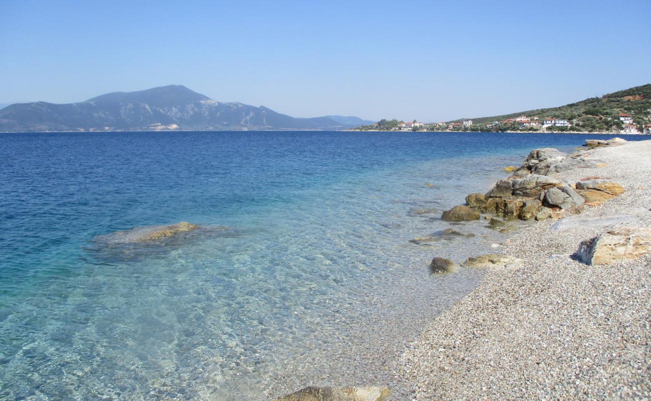 Photo de Agios Kiriaki beach avec petits galets beige de surface