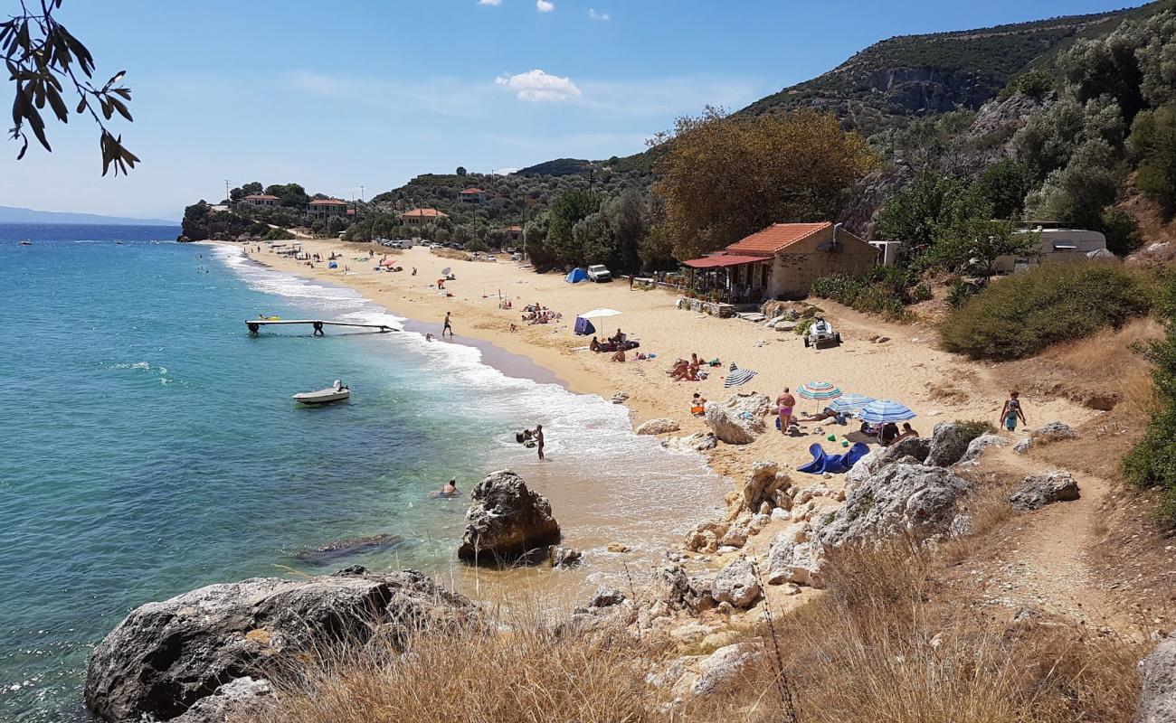 Photo de Mikro Beach avec sable beige de surface