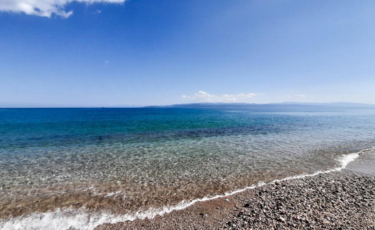 Photo de Platanias marina beach avec sable beige & galets de surface