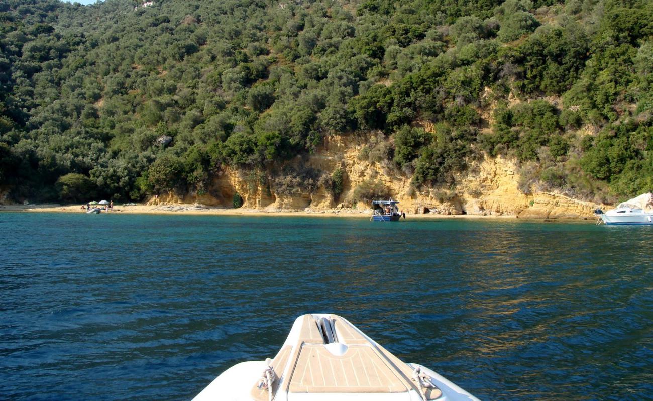 Photo de Kastri secret beach avec sable lumineux de surface