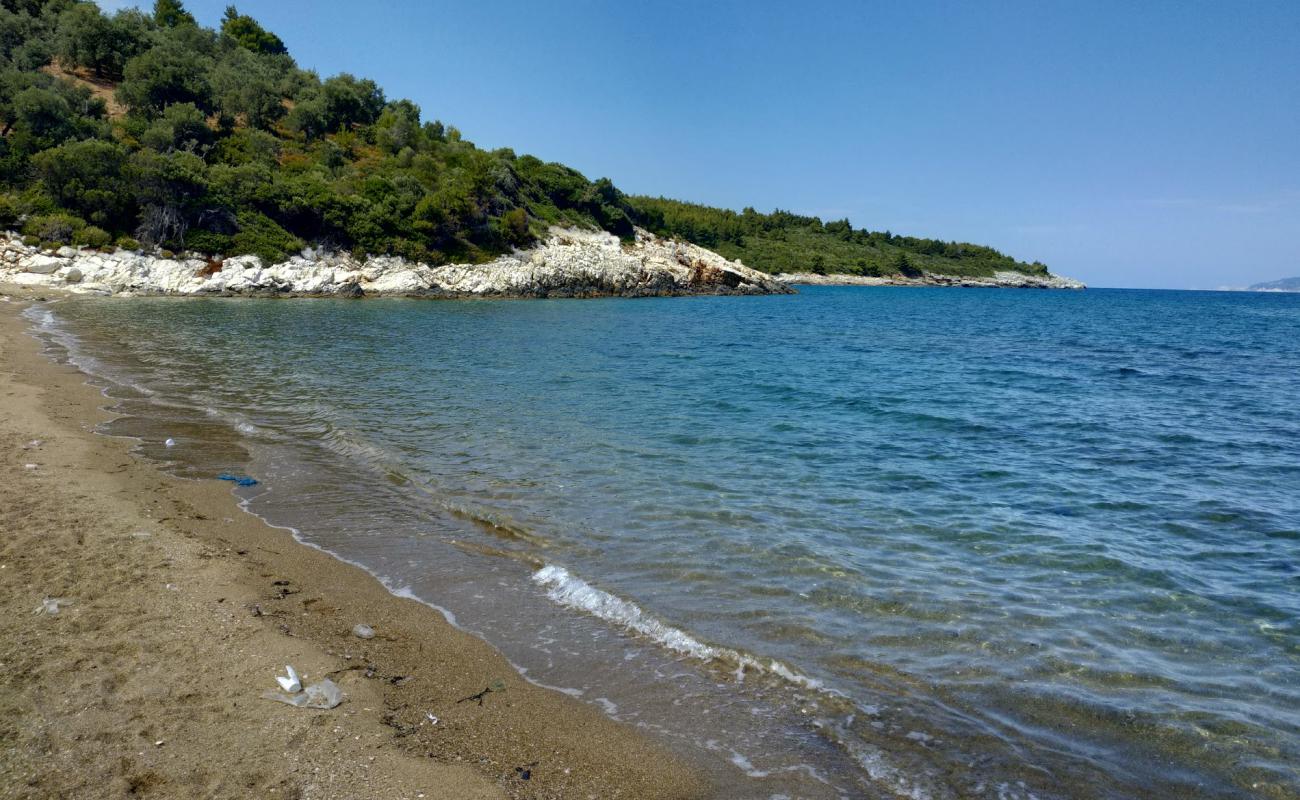 Photo de Kastri wild beach avec sable brun de surface