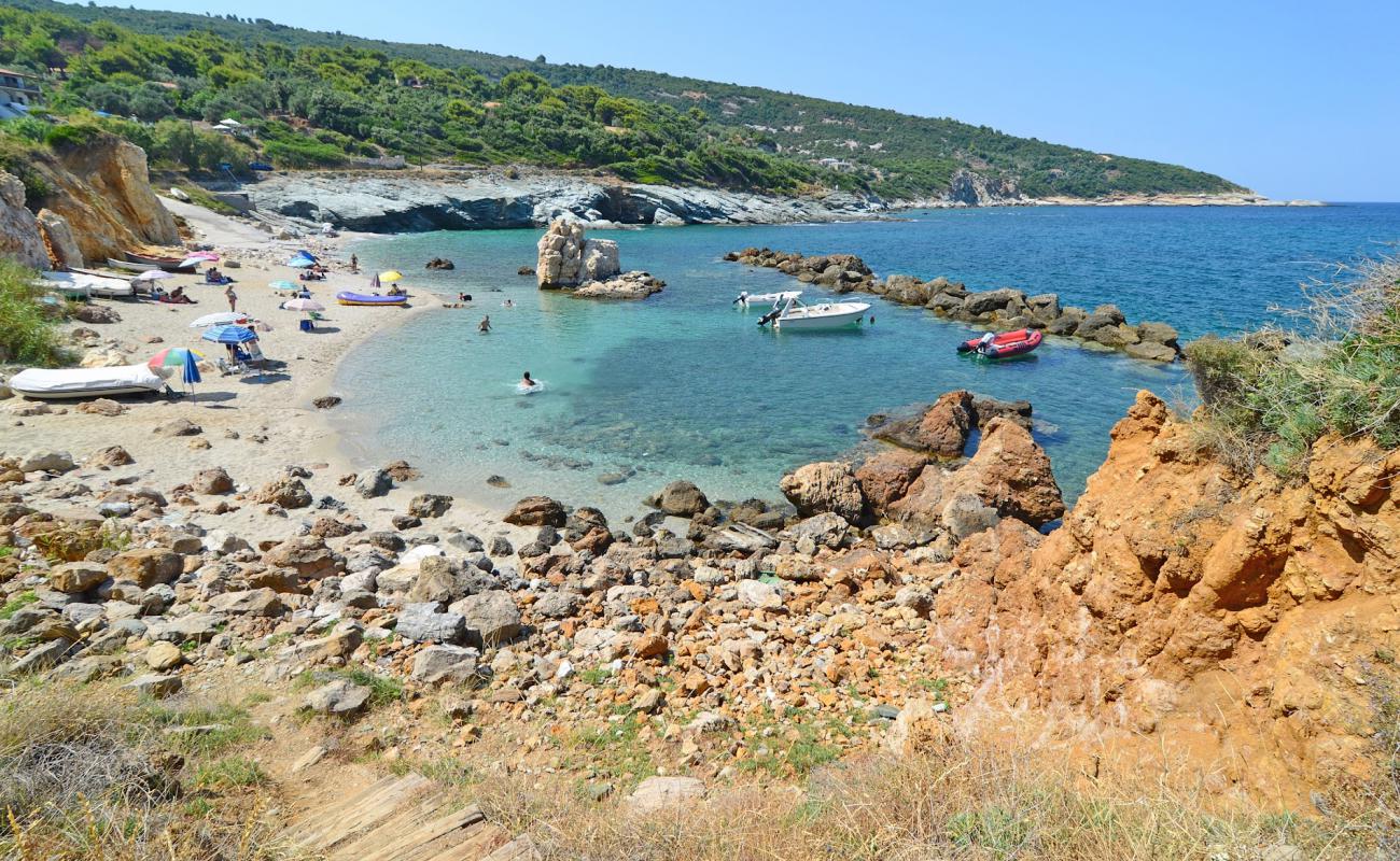 Photo de Mouritas beach avec sable clair avec caillou de surface