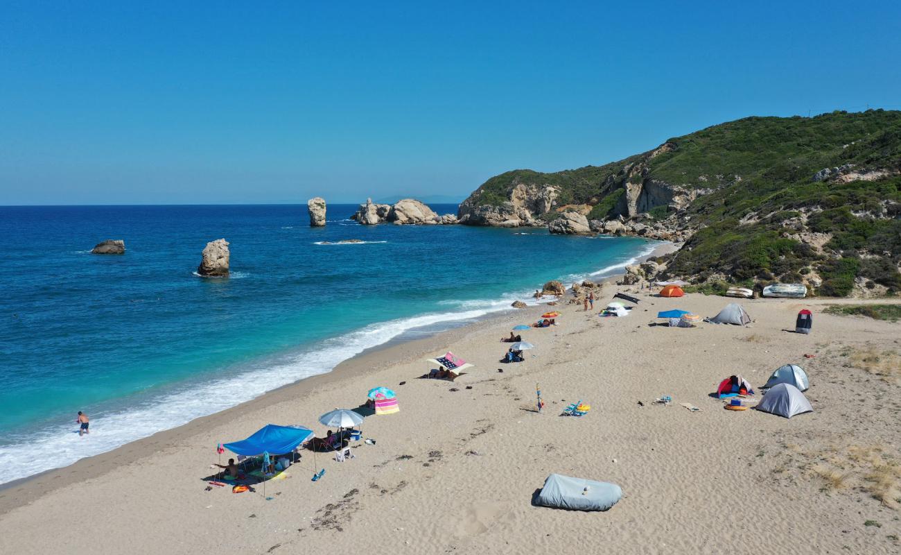 Photo de Melani beach avec petits galets beige de surface