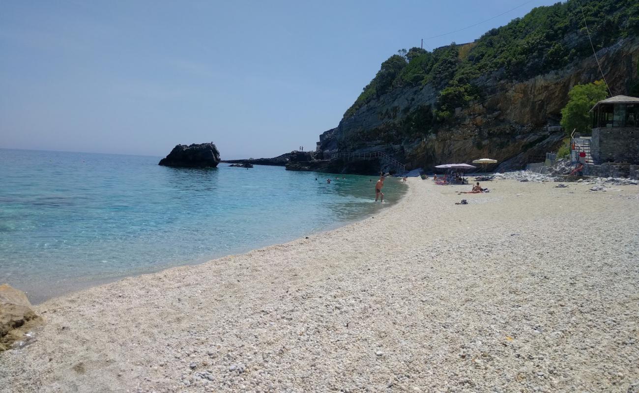 Photo de Mylopotamos beach avec petits galets blancs de surface