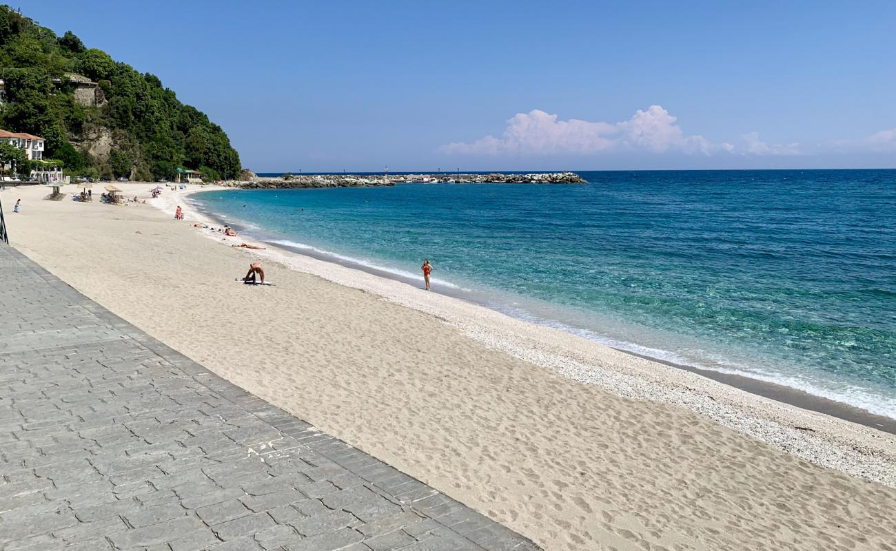 Photo de Agios Ioannis beach avec sable blanc de surface