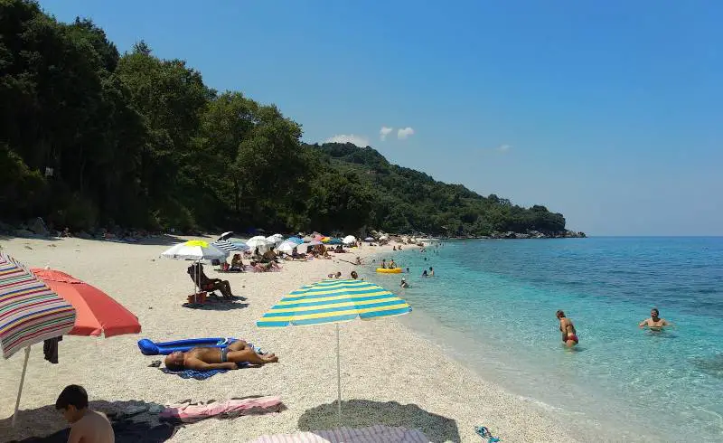 Photo de Plaka beach avec caillou fin clair de surface