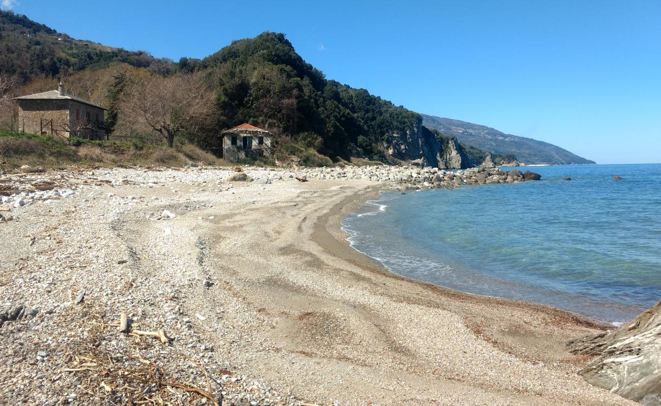 Photo de Banikas beach avec caillou clair de surface