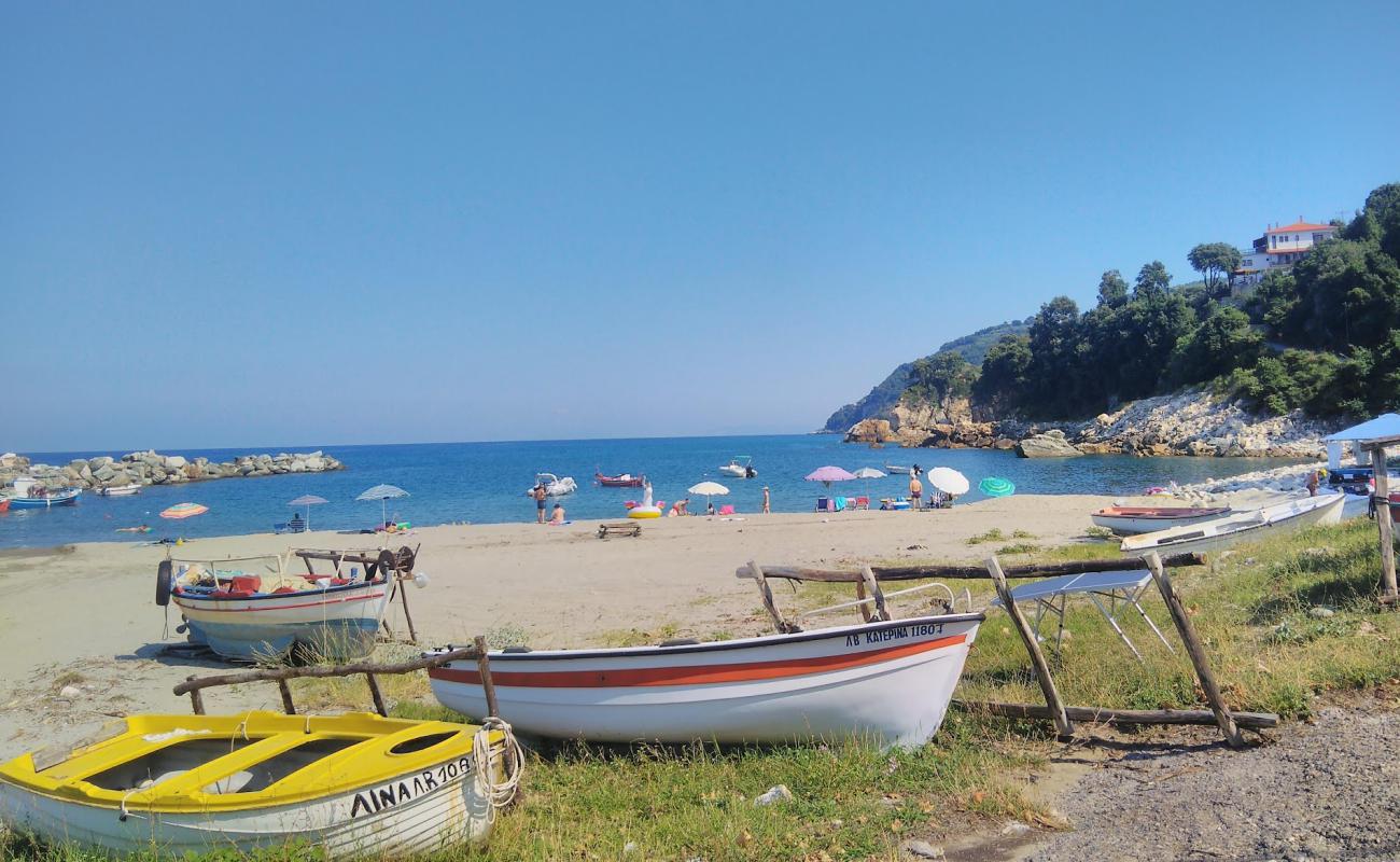 Photo de Port of Chorefto beach avec sable gris de surface