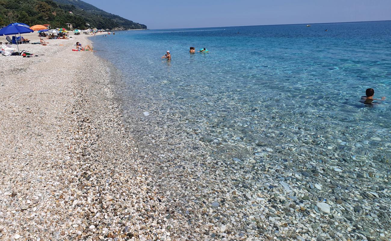 Photo de Chorefto Beach avec caillou fin clair de surface