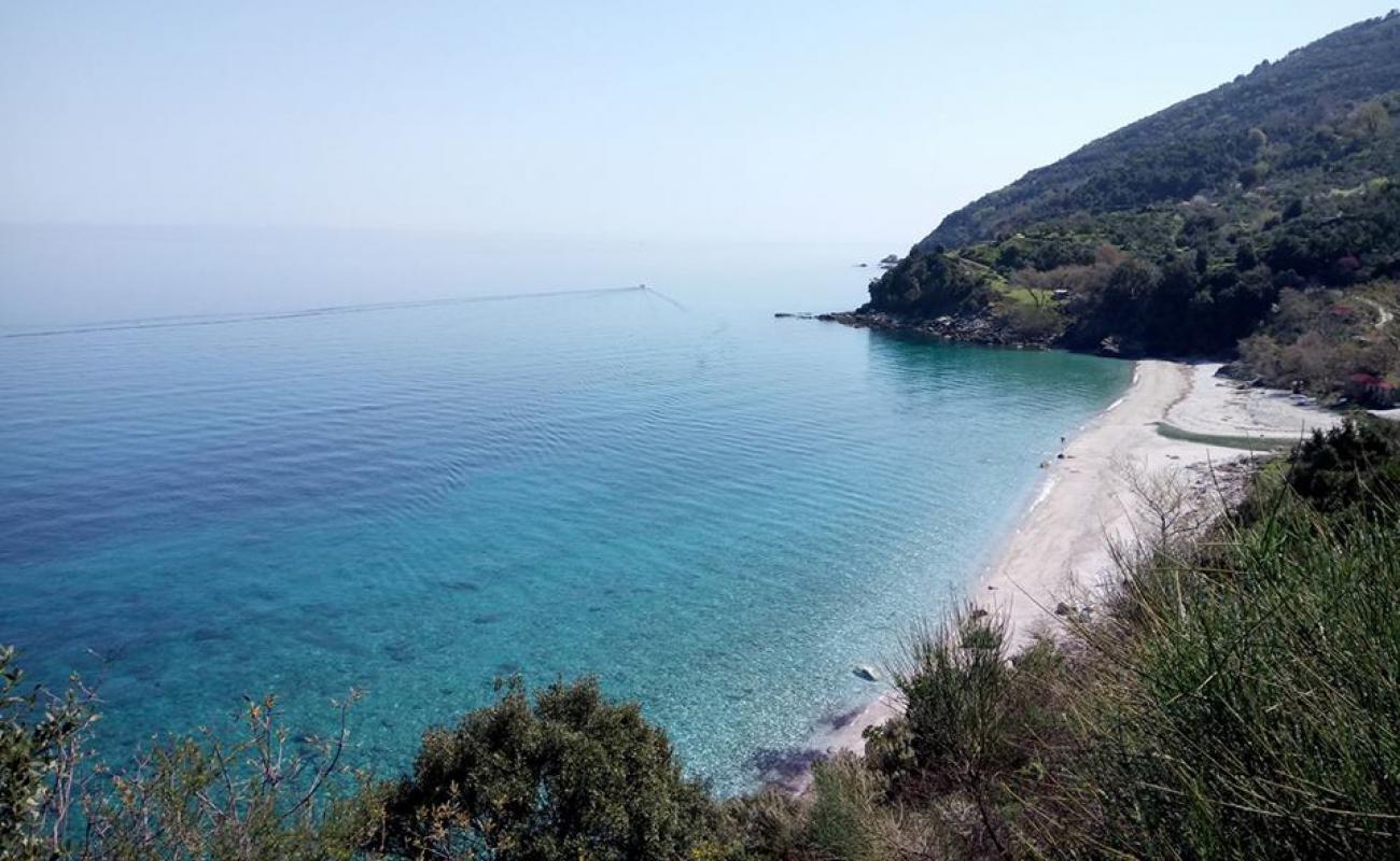 Photo de Ovrios beach avec sable beige & galets de surface