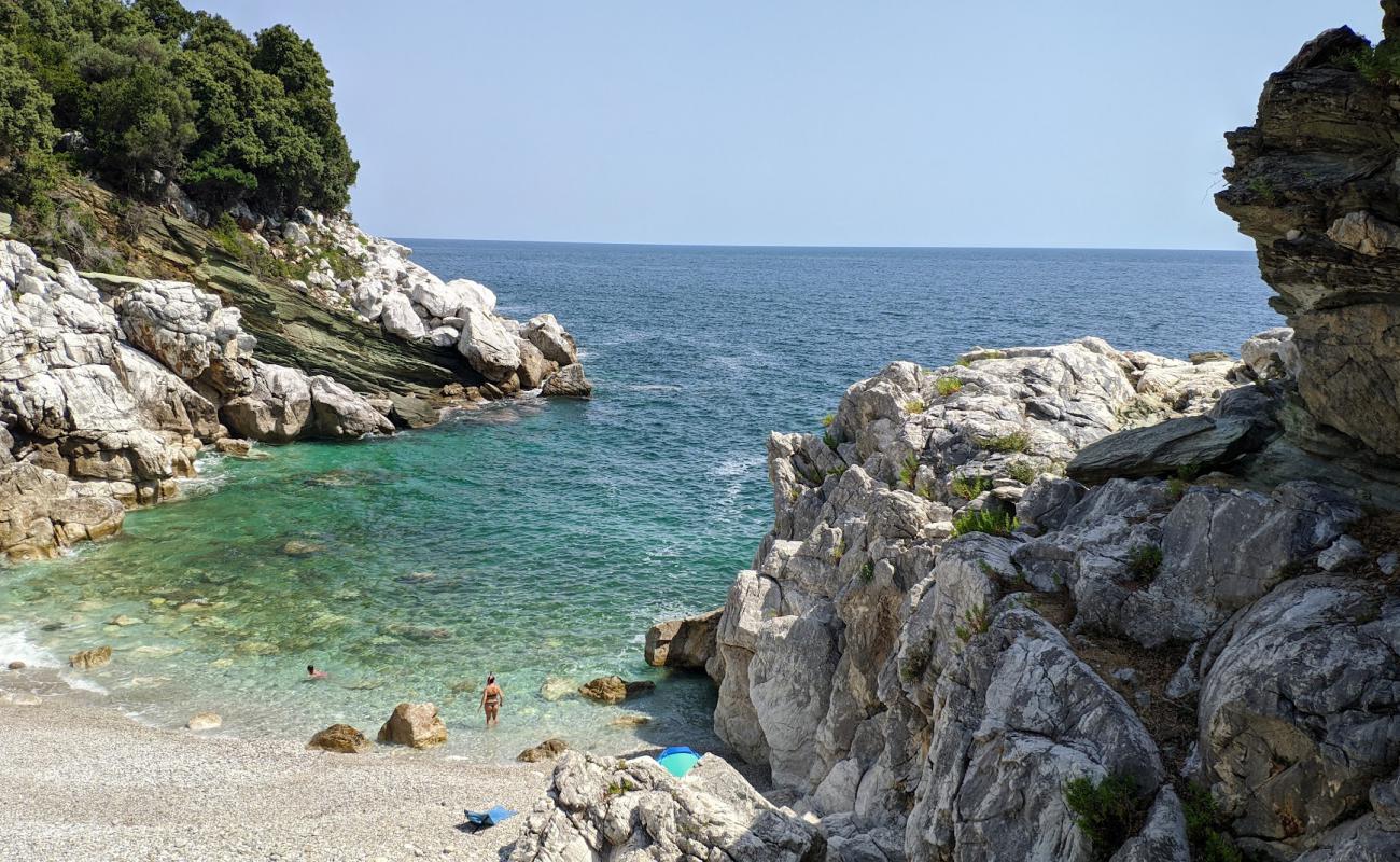 Photo de Petromelissa beach avec galets beige de surface