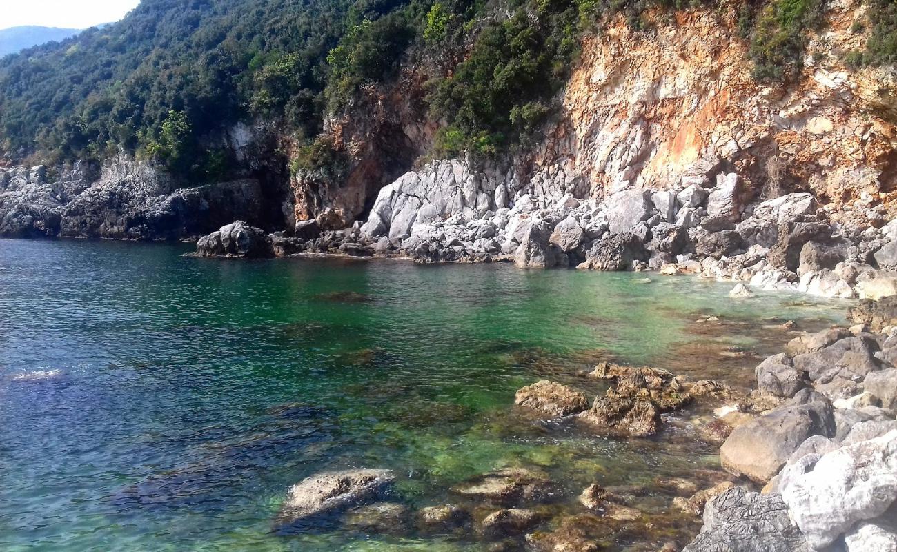 Photo de Petromelissa 2nd beach avec sable beige & pierres de surface