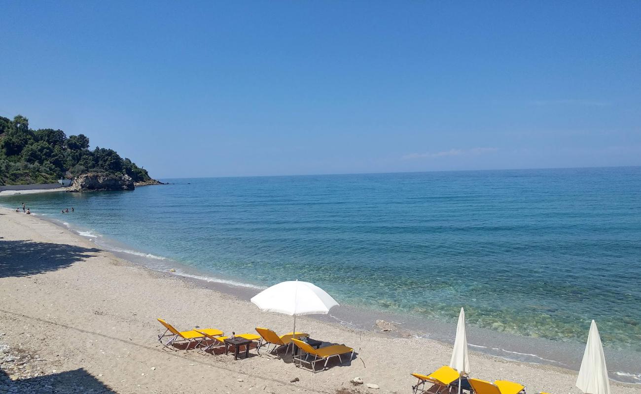 Photo de Kamari beach avec sable clair avec caillou de surface