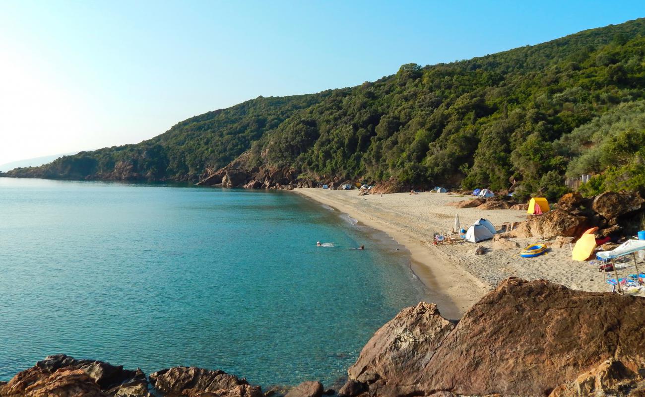 Photo de Rakopotamos naturist beach avec sable lumineux de surface