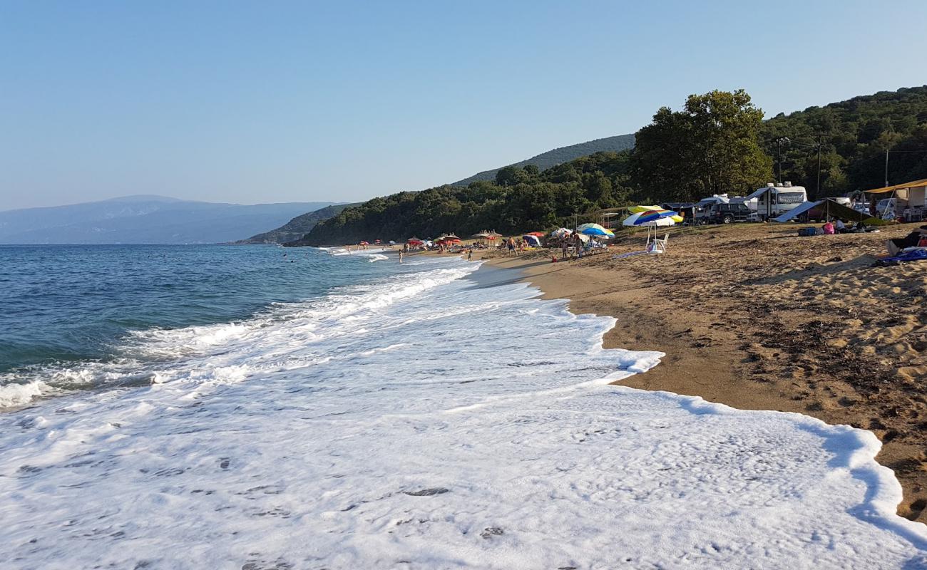 Photo de Polydendri beach avec sable lumineux de surface