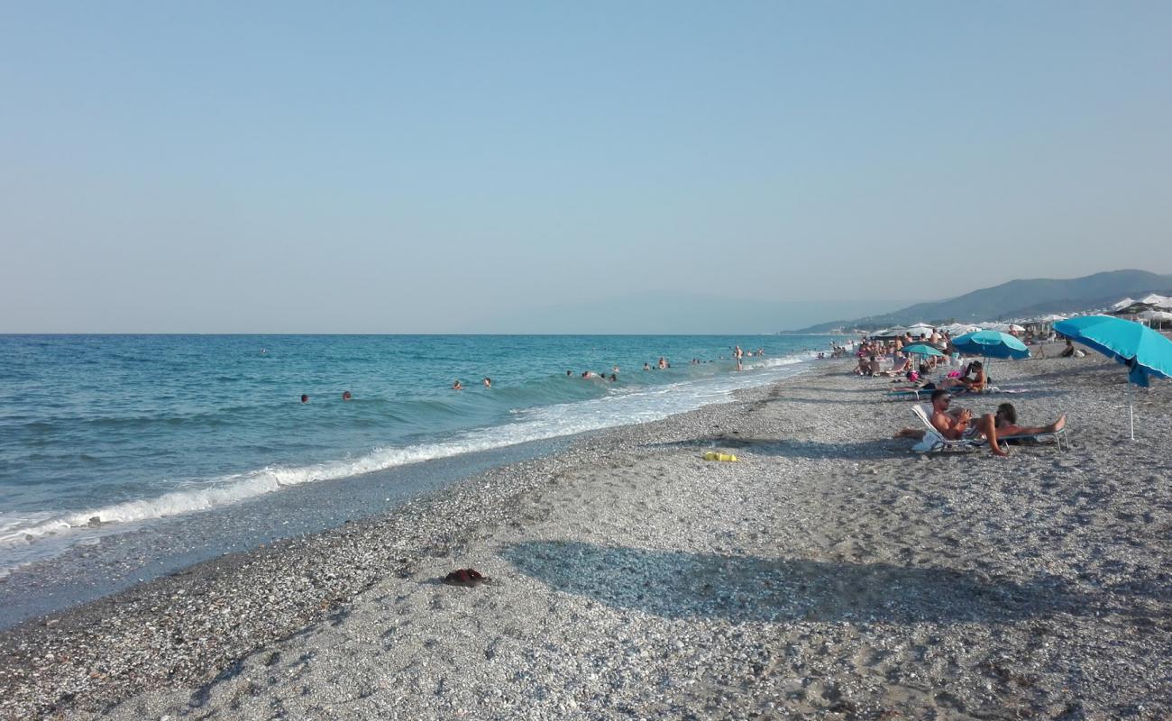 Photo de Larissas Beach avec sable lumineux de surface