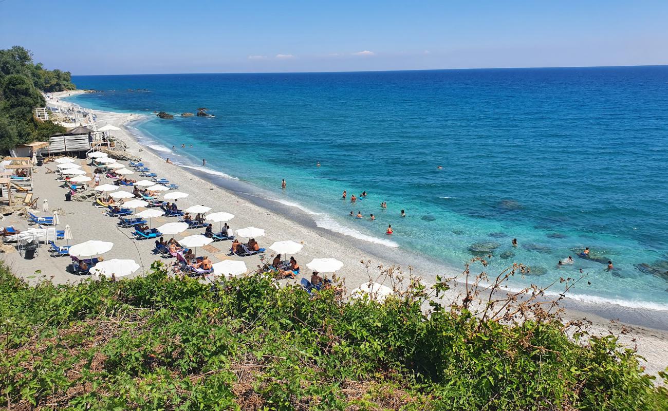 Photo de Vouka beach avec caillou fin clair de surface