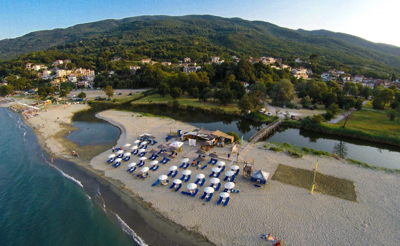 Photo de Defteri Gefira beach avec sable lumineux de surface