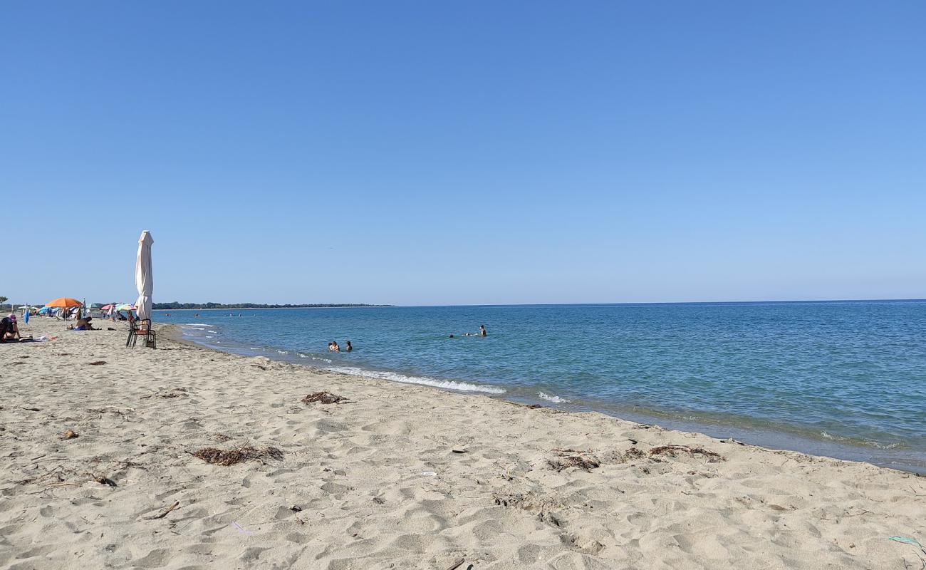 Photo de Alexandrian beach avec sable beige de surface