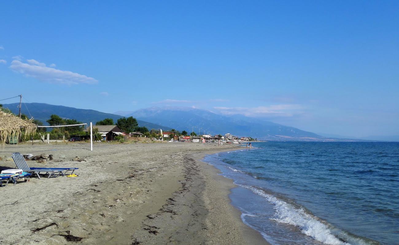 Photo de Nea Mesangala beach avec sable lumineux de surface