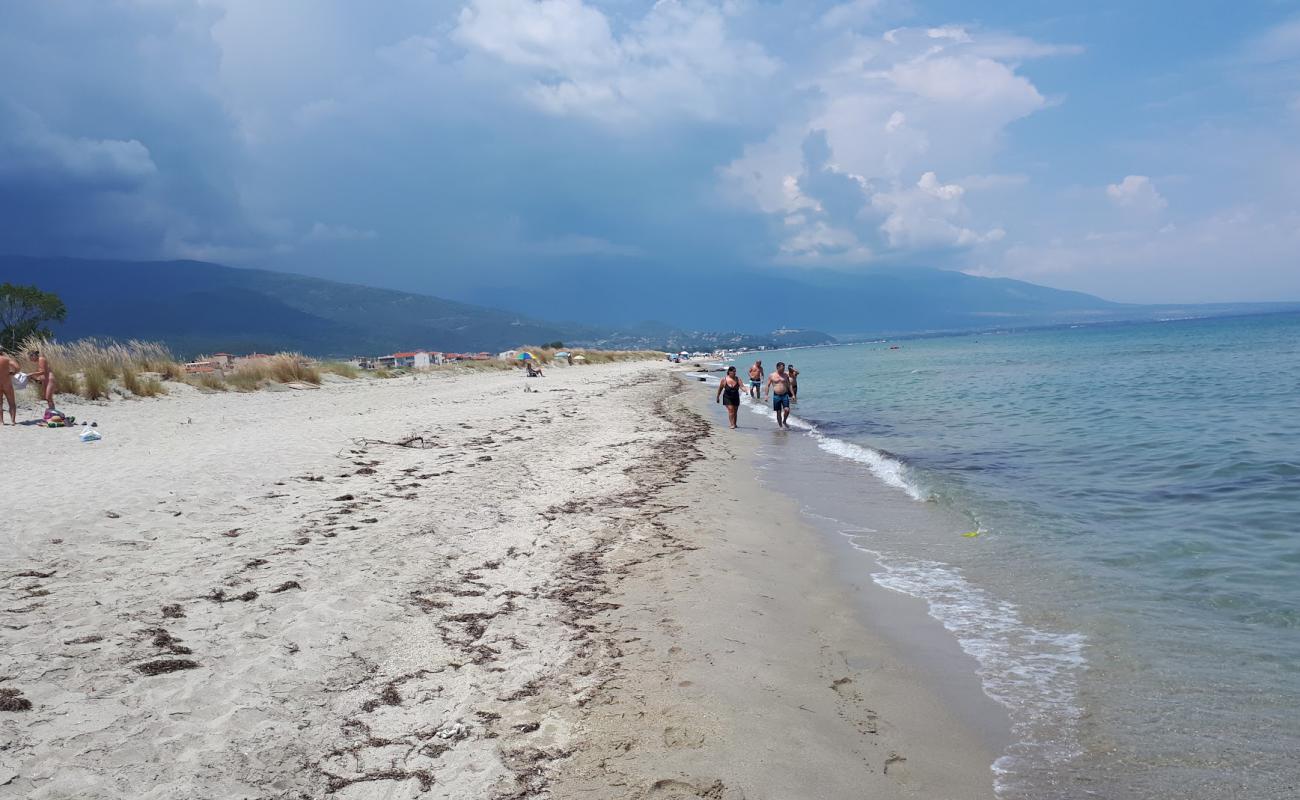 Photo de Nei Pori nudist beach avec sable lumineux de surface